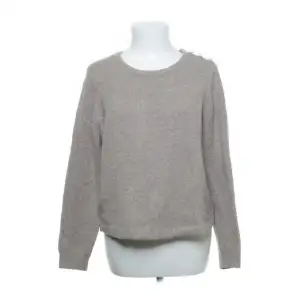 Aäljer den här tröjan från only i färgen beige och storlek L men pssar också M. Jättefin och inte smutsig alls. Går att diskutera priset