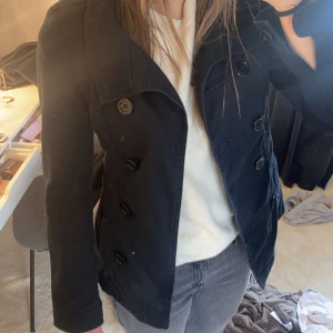 Tunn jacka - Säljer denna fina och tunna jackan perfekt till våren! Vet ej vart den är ifrån💕 Står heller ingen storlek men skulle säga Xs/S🙌🏼🙌🏼