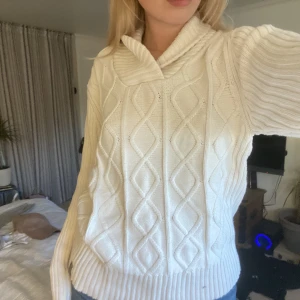 Vit stickad - Vit kabelstickad tröja, det är väldigt bra material och väldigt tjock, med krage