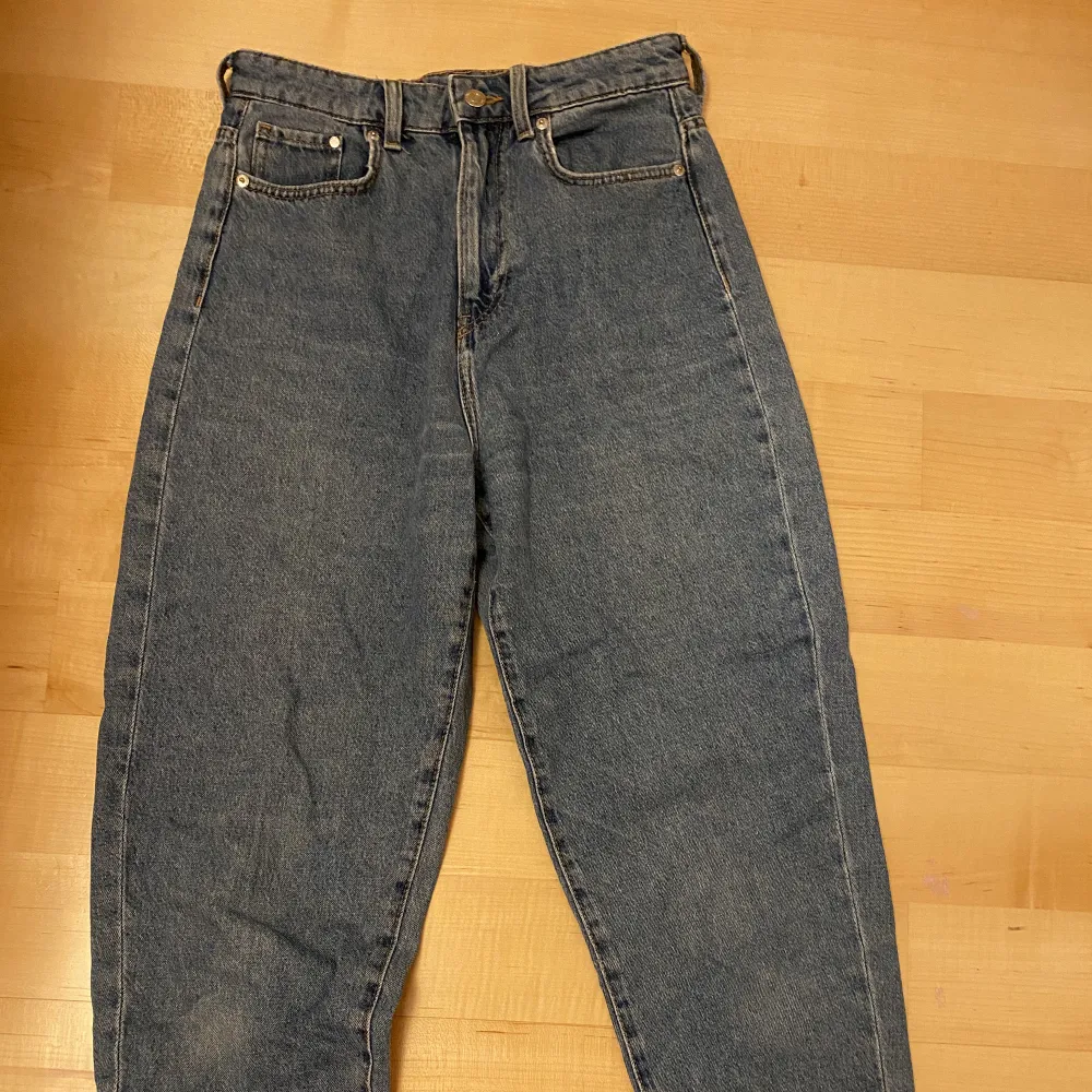 Jeans från H&M’s märke &Denim i modellen Loose Mom Jeans! Högmidjade med ankle length, mellanblå och i mycket bra skick💙kontakta för fler bilder!. Jeans & Byxor.