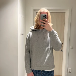 Filippa k hoodie - Grå hoodie från Filippa k. Använd men har mycket liv kvar. Nypris 1500. Medium men sitter lite mer som small