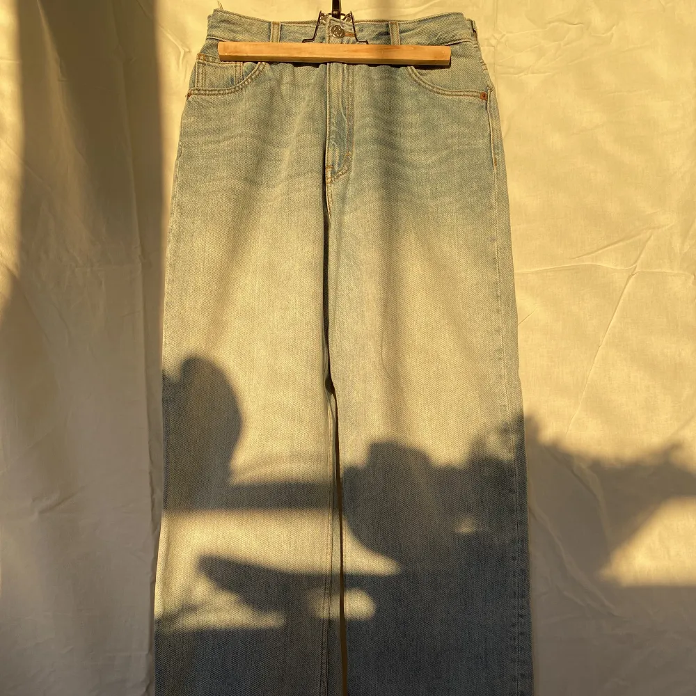 Så sköna och mjuka Monki jeans som är insydda på båda sidorna av midjan! . Jeans & Byxor.