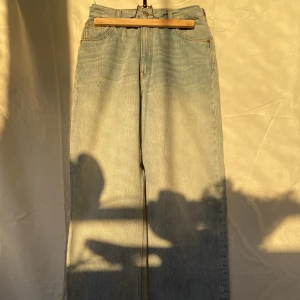 Monki jeans - Så sköna och mjuka Monki jeans som är insydda på båda sidorna av midjan! 