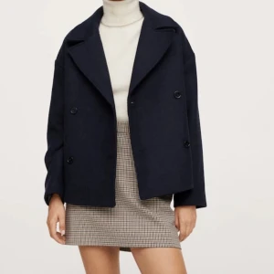 Marinblå kappa - Superfin kappa från Mango i nyskick, aldrig andvänd💕 slutsåld på hemsidan, nypris 1100kr mitt pris 900💕 köparen står för frakten 