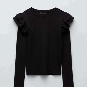 Jätte fin svart volang tröja från zara i väldigt bra skick säljer då den inte kommer till användning, köparen står för frakt💘