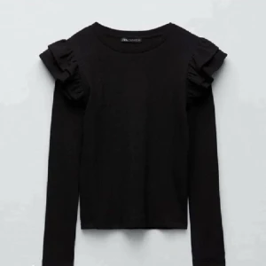 Volang tröja - Jätte fin svart volang tröja från zara i väldigt bra skick säljer då den inte kommer till användning, köparen står för frakt💘