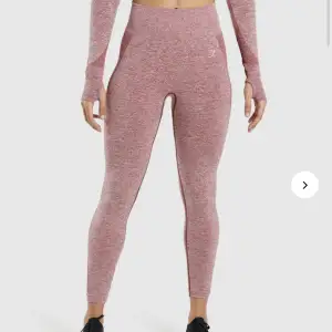 Säljer dessa rosa Gymshark tightsen i samma modell fast med rosa text istället. Använda ett fåtal gånger, säljs för 549 jag säljer för 230