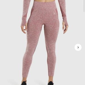 Rosa Gymshark tights - Säljer dessa rosa Gymshark tightsen i samma modell fast med rosa text istället. Använda ett fåtal gånger, säljs för 549 jag säljer för 230