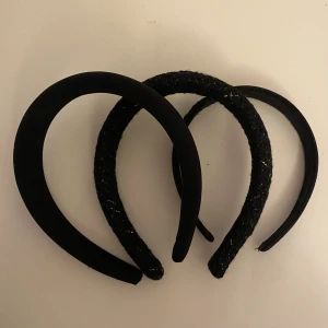 Svarta diadem - Säljer dessa svarta diadem, endast använd en gång var (endast diademet till höger finns kvar)😍 diademet längst till höger har lite lim på sig pga den tidigare hade en rosett som jag valde att ta av. 50kr stk