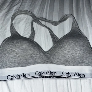 Calvin Klein bh  - Lite sliten vid sidan annars Inga defekter. Nypris 500. Skriv vid frågor