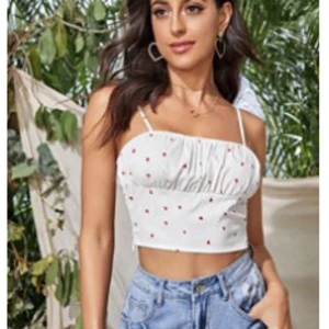 Söt topp - En super söt liten kort topp köpt på SHEIN i strl s. Den är i silkesmaterial så jättemjuk, inte alls genomskinlig heller! Tajt under brösten men lite puffig vid brösten, så smickrande 😍