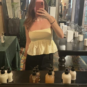 Tube top - Jättefin pastellgul top. Så fin men kommer inte till användning:(