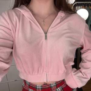 Supersöt rosa tröja! Den är i storlek M men skulle säga att den är liten i storlek. Varit en stor favorit förra våren men är tyvärr inte min stil längre och har bara hängt i garderoben de senaste månaderna.