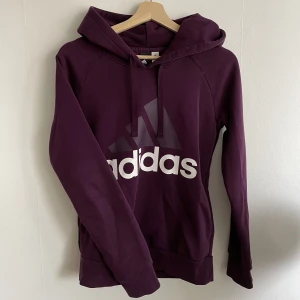 Hoodie - Varm och mysig hoodie i en lila/vinröd färg🍇  lite för liten på mig som brukar ha s/m. 