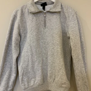 Halv zip - Trendig halv zip tröja som passar till precis allt!! Inte använt alls mycket då jag inte fick användning för den💗 kpt på hm herr så är ungefär S/M i damstorlek men passar definitivt XS med💗💗
