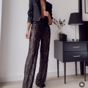 Glittriga kostymbyxor helt nya från Zara XS - Oanvända glittriga kostymbyxor från Zara i XS som blev slutsålda direkt🤤De är sååå snygga! Lite genomskinliga i tyget med massa paljett-trådar på. Långa i benen och resår i midjan så de går att ha både höga och på höften.  HELT nya med lappen kvar! 👌🏽