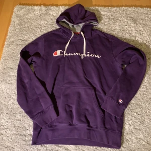 Champion hoodie - Fin lila färg. Storlek S-M. 