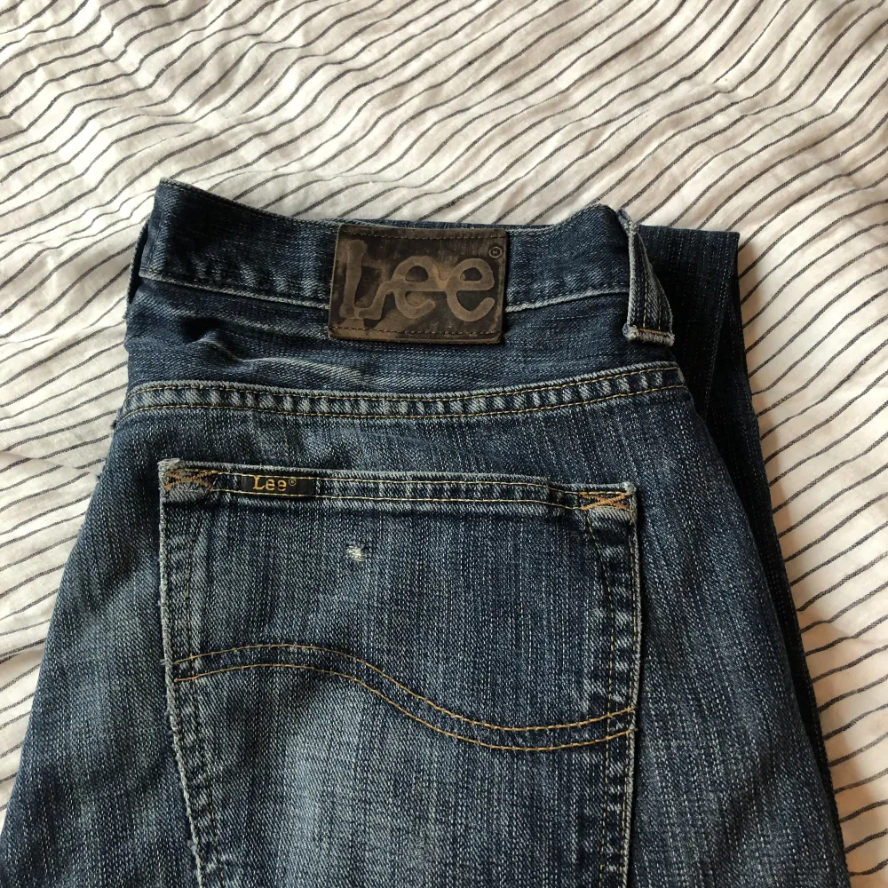 Säljer nu snygga Lee jeans som jag tidigare köpt på Plick. Har slitigts upp lite vid slutet av benen (bild 3). Annars inga andra skador Har inga mått på byxorna men skulle nog säga att de är i storleken Medium/Large❤️. Jeans & Byxor.