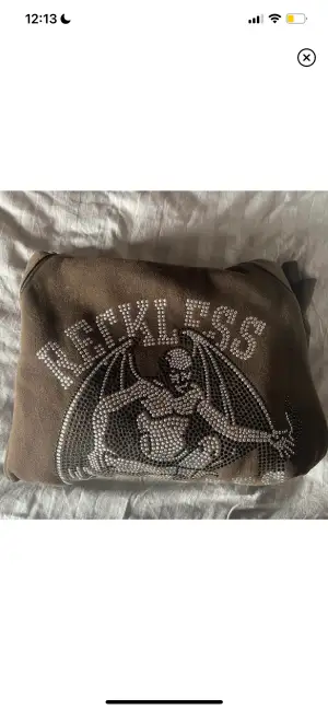 Säljer denna bruna hoodie från reckless scholars, endast använd 3 gånger! Dustbag medföljer och pris går att diskutera 🫶🏽