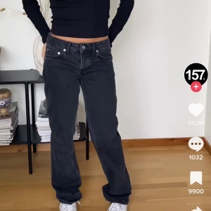 low waist jeans icon - populära low waist jeans i modellen Icon från lager 157. använda en gång, storlek xxs. nypris 400kr mitt pris 270kr + spårbar frakt fler bilder kan fås privat!❤️