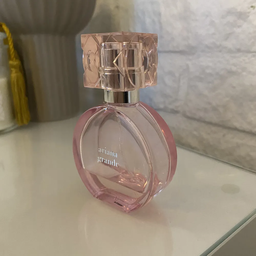 säljer en Ariana Grande parfym ”thank u next” för 50 då de inte är så mkt kvar av den💕  (vid köp så tryck INTE på köp nu utan kontakta mig) . Accessoarer.