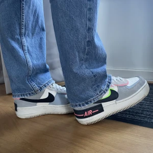 Nike air force 1 - Ascoola Nike air force 1, nypris ca 1300kr. Använda fåtal gånger så är i toppskick. Storlek 37,5