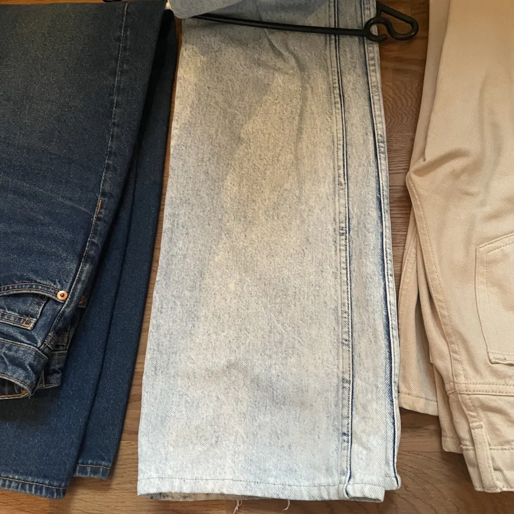 3 par jeans, alla i modellen yoko från monki!! Ett par för 199, alla för 470 (+frakt). Jeans & Byxor.