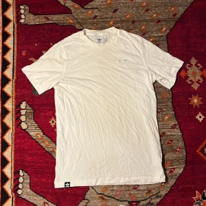 Adidas T-shirt - Clean vit adidas tischa, med broderad sko! Hör av er vid frågor!🤗🤗