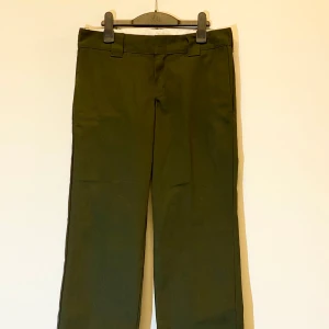 Gröna Carhartt straight leg - Carhartt byxor i jätte bra skick. Säljer tyvärr för att de sitter lite tajt.