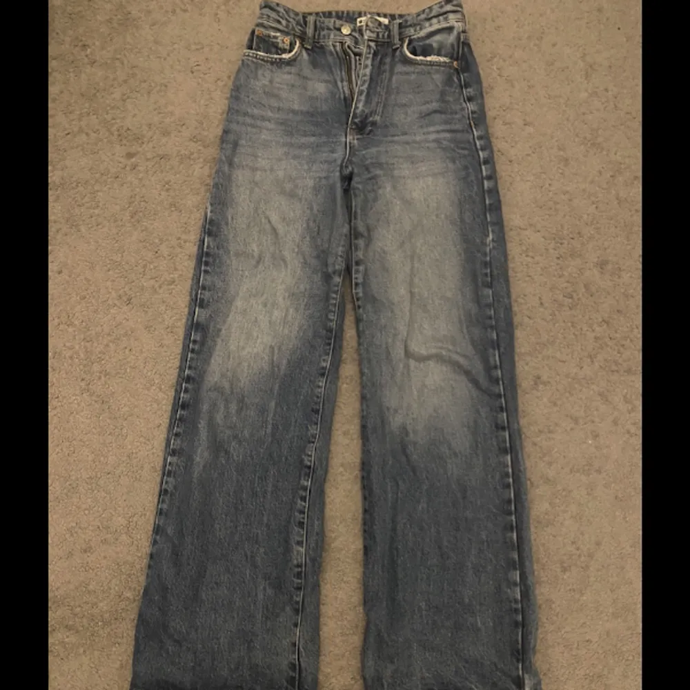 Säljer gamla jeans. Fint skick, inte speciellt använda. Köpte för 2 år sen för 650kr. Jeans & Byxor.