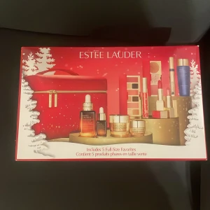 Smink - Ester lauder smink box HELT O ÖPPNAD köptes på rea fick present och det hicknings att byta och vill nu sälja den priset går att diskutera  originalpriset är 1800kr