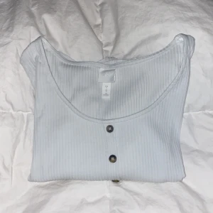 Topp - Fin oanvänd uringad topp i storlek s! 