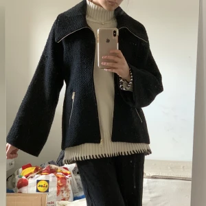 Svart kappa - Svart kappa i lite stickad textur & med gulddragkedja. Från märket 365.  Säljer då den tyvärr inte kommer till användning🫶🏽Har en liten tråd som sticker ut på armen, men går att trycka in med en nål:)