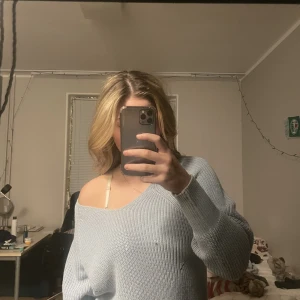 Blå stickad tröja - Jättefin blå stickad tröja från selected en exklusiv affär i skåne. Aldrig använd. Köptes för ungefär 400 kr. 