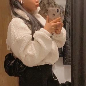 Teddy tröja xs - Oanvän fleece/teddy tröja i XS men passar även S då man kan bestämma hur tight man vill att den ska sitta. Säljer pga kommer ej till användning. Köparen står för frakt