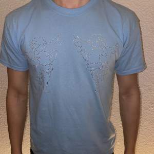 Ljusblå T-shirt designat med rhinestone