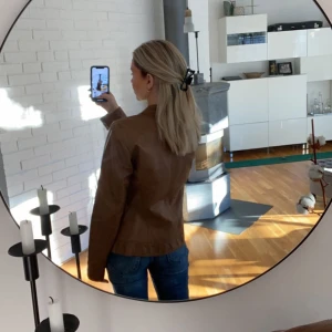 Brun skinnjacka  - As ball skinnjacka som inte kommit t användning. Sitter som en storlek S/M.