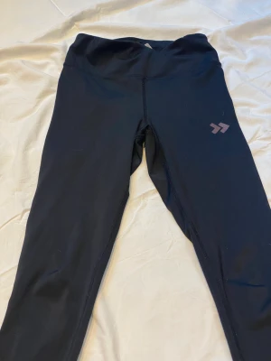Tränings tights  - Ett par tränings tights från Lager 157. Storlek Xs. Använda och märket på byxan är lite urtvättat 