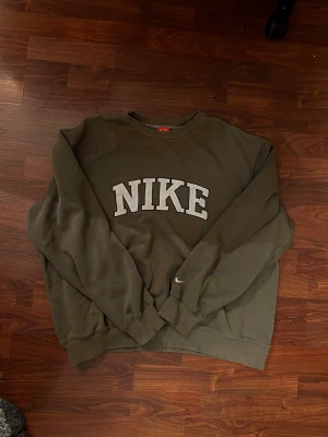 Unik Nike Sweatshirt - Skitsnygg Nike sweatshirt i storlek XL Svårt att få tag i denna nowdays tyvärr men säljer bara för att den blir liggande.  Startar budgivning om många är intresserade.  Detta är lite av en intressekoll för mig, men med rätt pris går allt att sälja!👌🏻