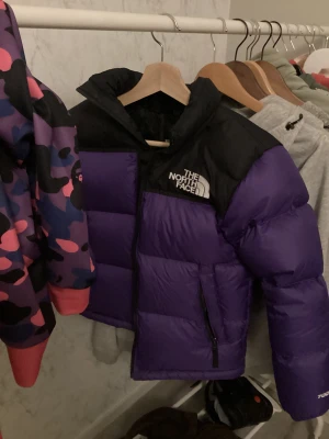 The north face jacka - Köpt den nyss på Plick men var lite kort i armarna så ska köpa en storlek större, inga skador alls och jätte bra skick. Skriv privata för fler bilder eller adda snap