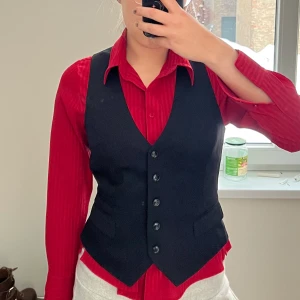 Svart väst  - Säljer denna fina svarta väst från H&M. Västen är i nyskick❤️