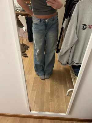 visa jeans - Ett par snygga jeans från weekday i väldigt bra skick, säljer dem för de nästan aldrig kommer till användning🥲De är lite långa för mig som är 168