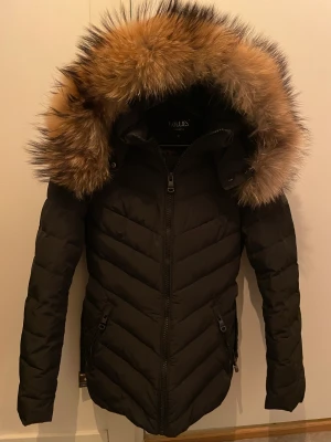Hollies jacka - Säljes pga köp av ny vinterjacka, äkta päls, använd Max 5 gånger. Storlek 36🤍 kan gå ner i pris vid snabb affär!