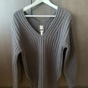 Ull tröja - Superfin ulltröja från hm knappt använd för det är inte riktigt min färg 🤗☃️🖤 storlek xs men den är stor så mer än S liten M. Färgen syns bäst på sista bilden 