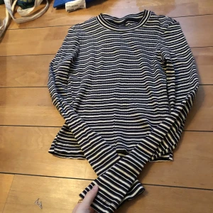 Randig tröja - Randig tröja från gina! Frakt tillkommer på 40kr!