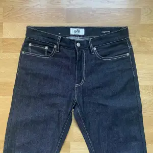 Eytys Cypress storlek 31x34 Långa raka slim jeans som lägger sig najs över boots pga dramatisk långa. 