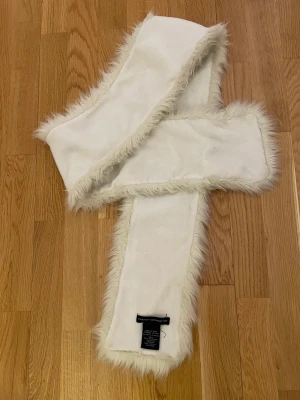 Vitt fleece halsduk från French Connection - Fleece halsduk från French Connection. I bra skick. Inga fläckar. Djur- och rökfritt hem.   50kr hämtas på Kungsholmen eller vid Globen. Alt skickas mot frakt 