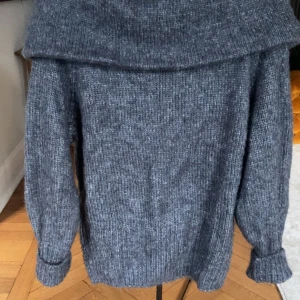 Hm mörkblå stickad tröja - Säljer denna supermysiga och helt slutsålda stickade tröjan som är i storleken xs. Säljer pga fick fel storlek hem i paketet. Den är mycket oanvänd och har använts ca 1 gång💗💗.