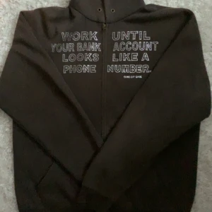 One of one zip hoodie - Jätte fin one of one, knappt använd. Inte nopprig. Mörk grå i färgen. Stenarna sitter kvar och den ser ut som ny. Säljer för jag inte använder den. Säljer för 900kr men går att pruta så länge inte fler är intresserade.
