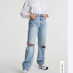 Säljer mina blåa jeans ifrån Ginatricot. Jeansen är i ett fint skick och knappt använda. Säljer pga har inte användning för dom längre. Pris kan diskuteras och om du vill ha fler bilder är de bara att höra av dig.💕